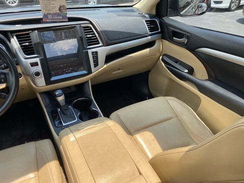 Used 2015 Toyota Highlander XLE image 17
