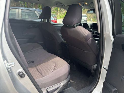 Used 2025 Toyota Highlander LE FWD image 41