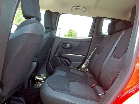Used 2023 Jeep Renegade Latitude AWD/4WD image 19