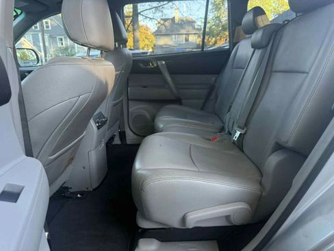 Used 2012 Toyota Highlander SE image 9
