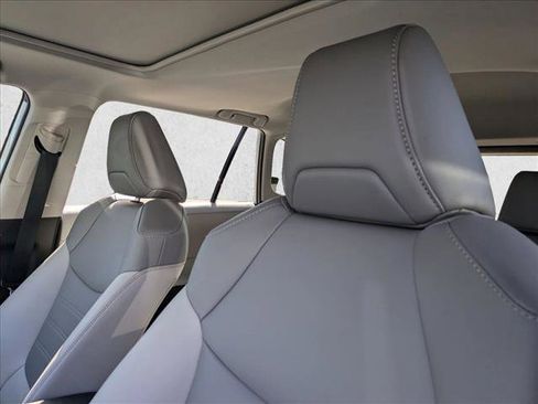 Used 2025 Toyota RAV4 XLE Premium image 5