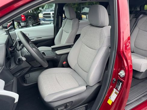 Used 2025 Toyota Sienna LE AWD/4WD image 17