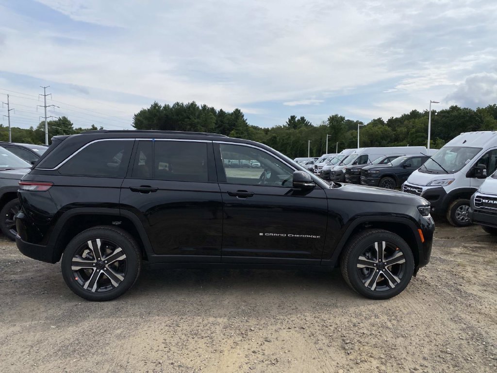 New 2027 Jeep Grand Cherokee Limited AWD/4WD image 2