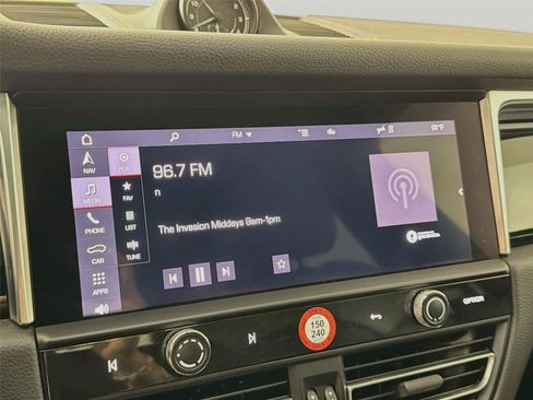 Certified 2022 Porsche Macan AWD/4WD image 21