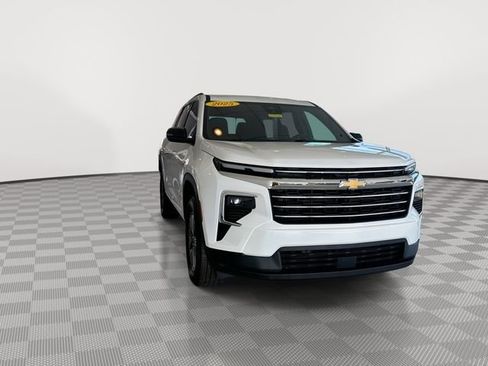 Certified 2025 Chevrolet Traverse LT image 3