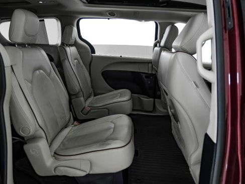 Used 2020 Chrysler Pacifica Limited image 30