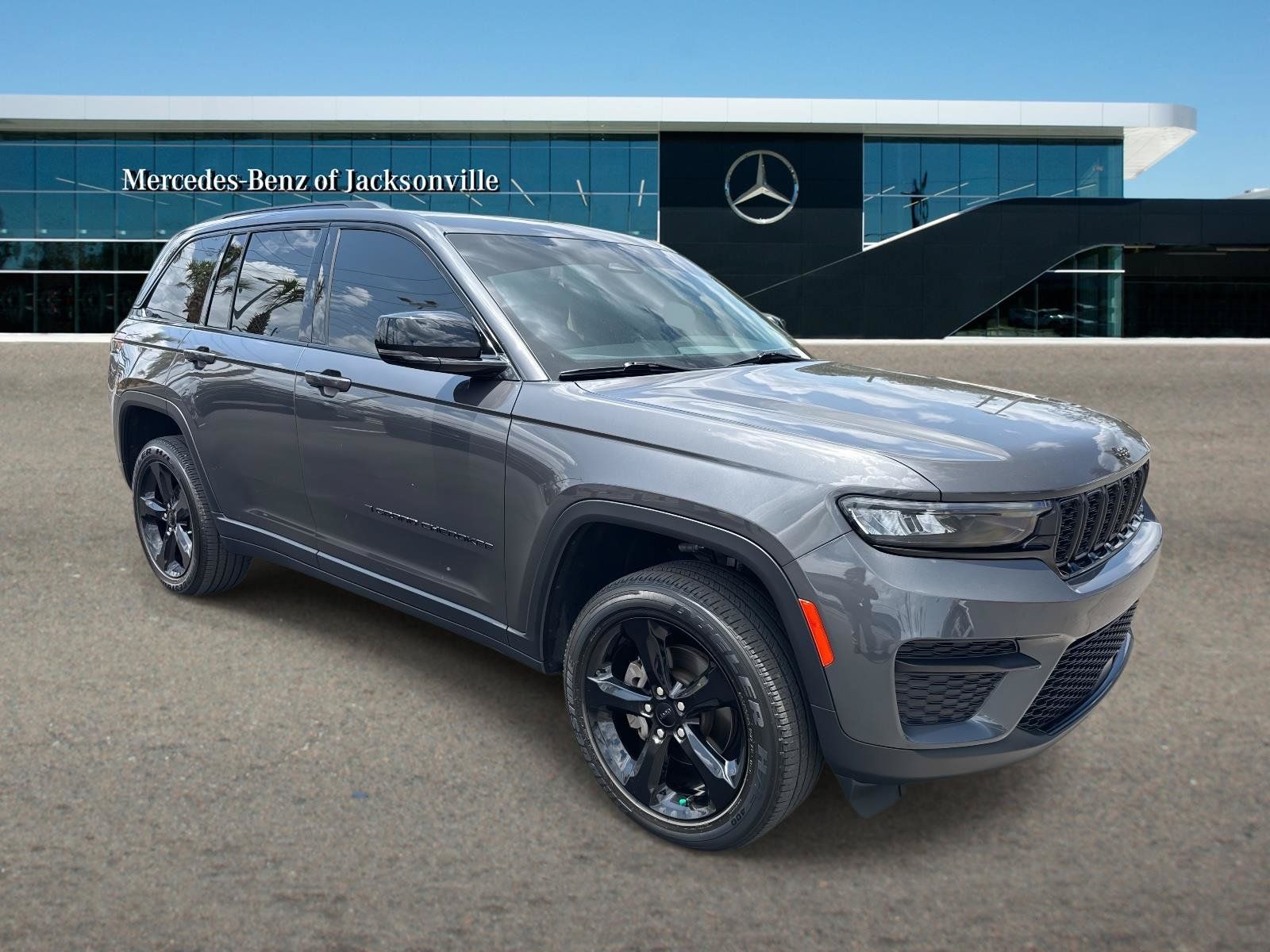 Used 2024 Jeep Grand Cherokee Altitude RWD image 1