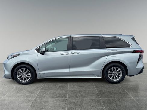 Used 2021 Toyota Sienna XLE AWD/4WD image 3