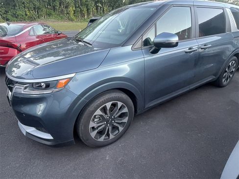 Used 2024 Kia Carnival EX image 2