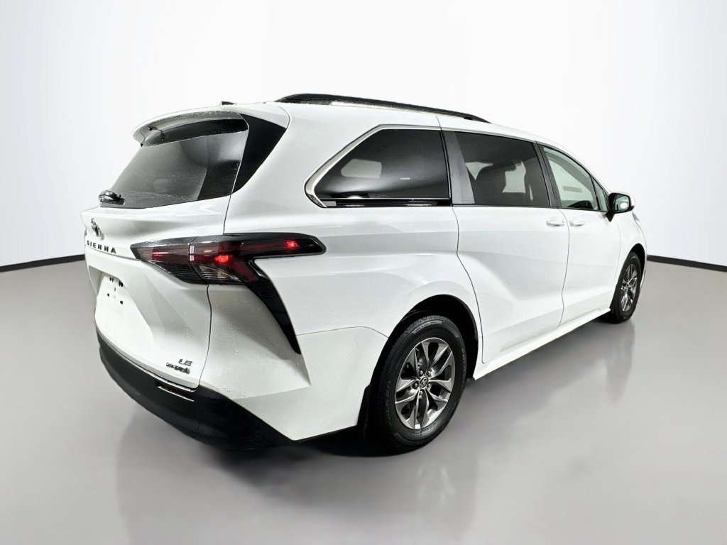 Used 2023 Toyota Sienna LE FWD image 6