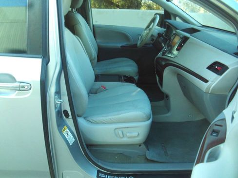 Used 2012 Toyota Sienna XLE w/ Premium Pkg FWD image 14