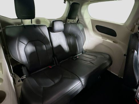 Used 2017 Chrysler Pacifica Touring-L image 27