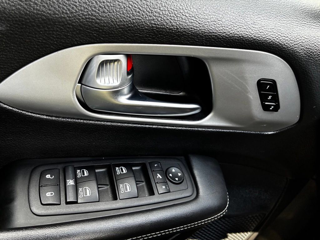 Used 2025 Chrysler Pacifica Limited FWD image 23