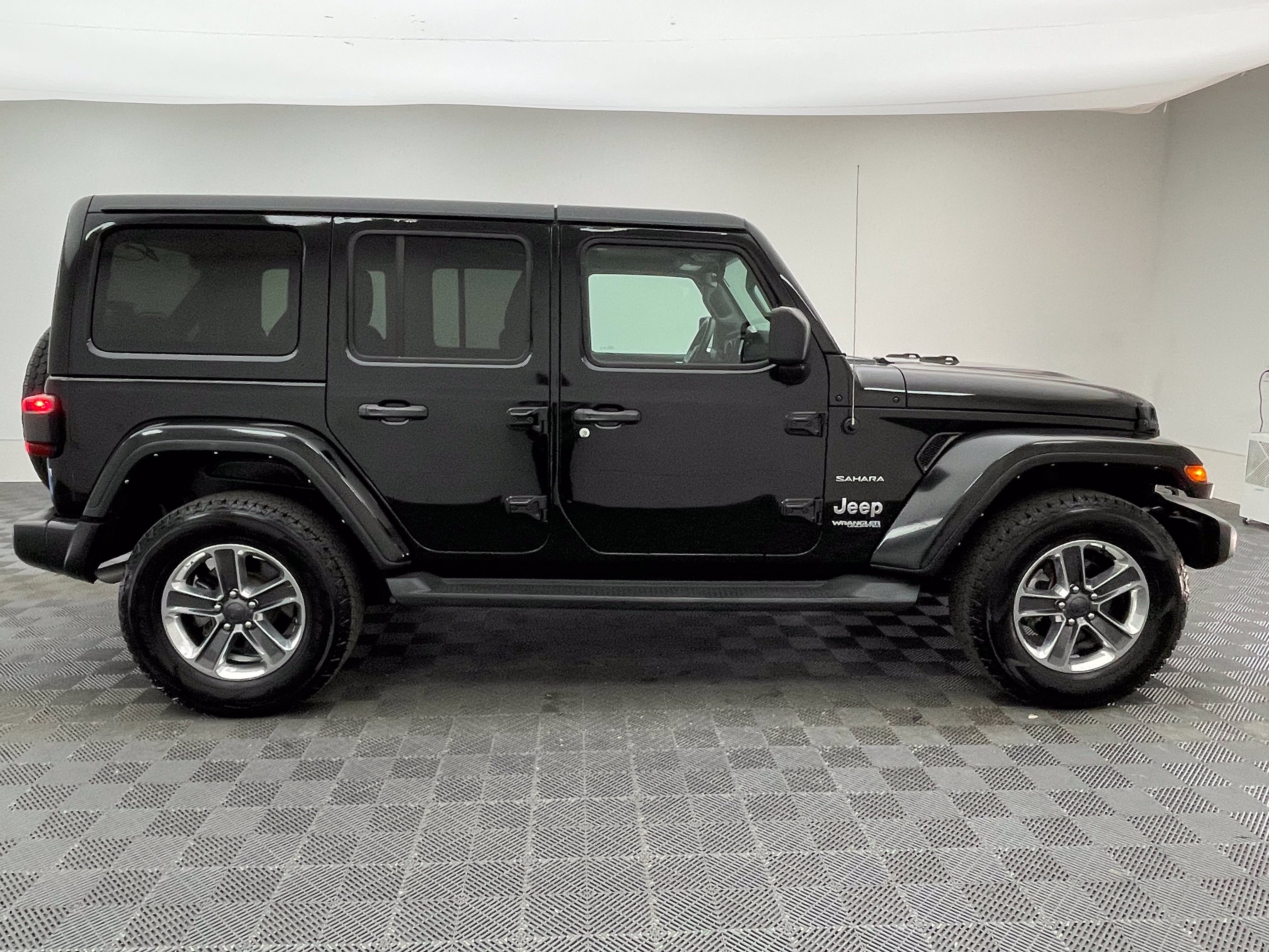 Used 2022 Jeep Wrangler Unlimited Sahara w/ LED Lighting Group AWD/4WD image 5