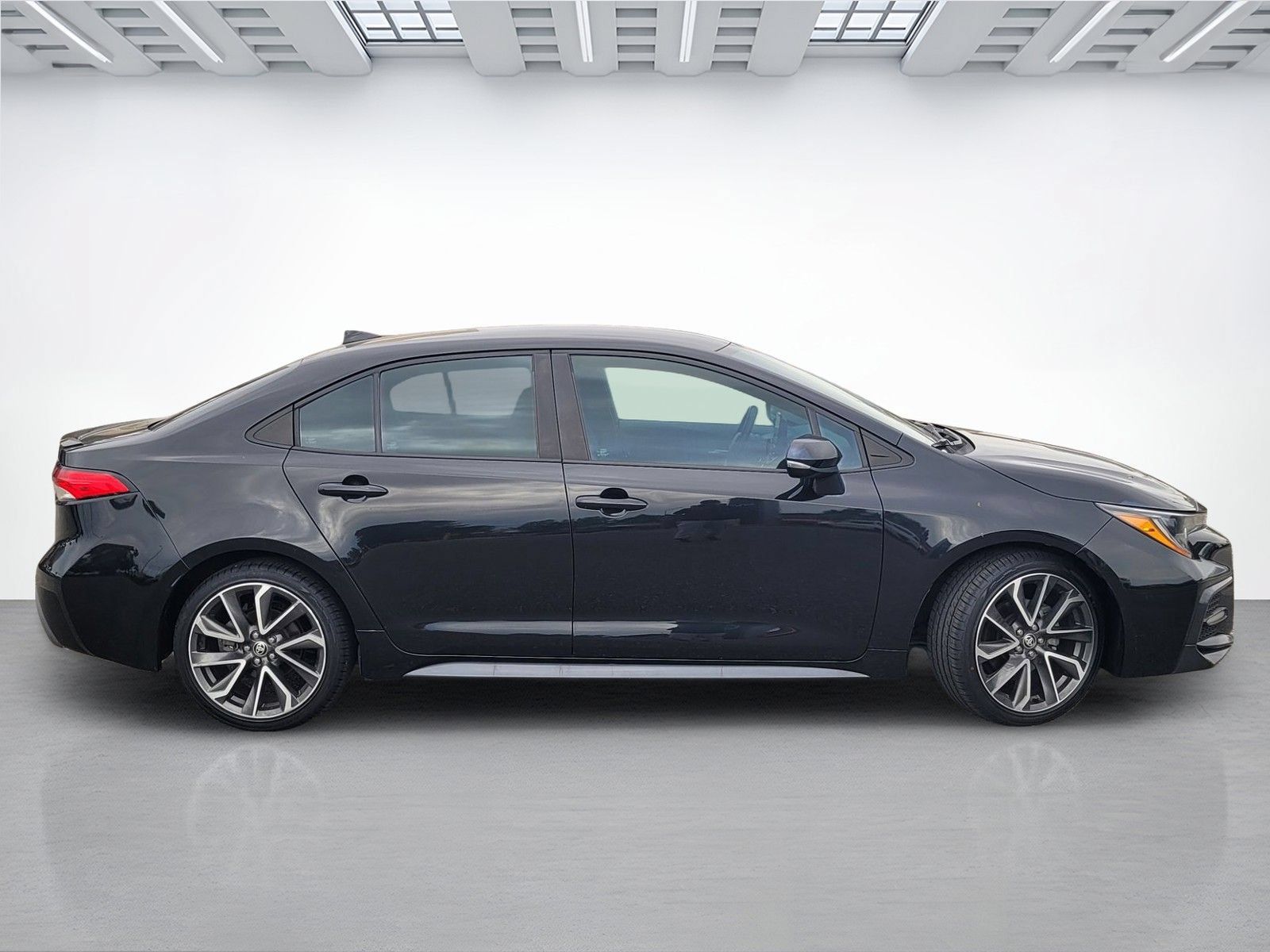 Used 2022 Toyota Corolla SE FWD image 3