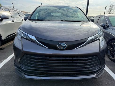 Used 2021 Toyota Sienna LE image 2