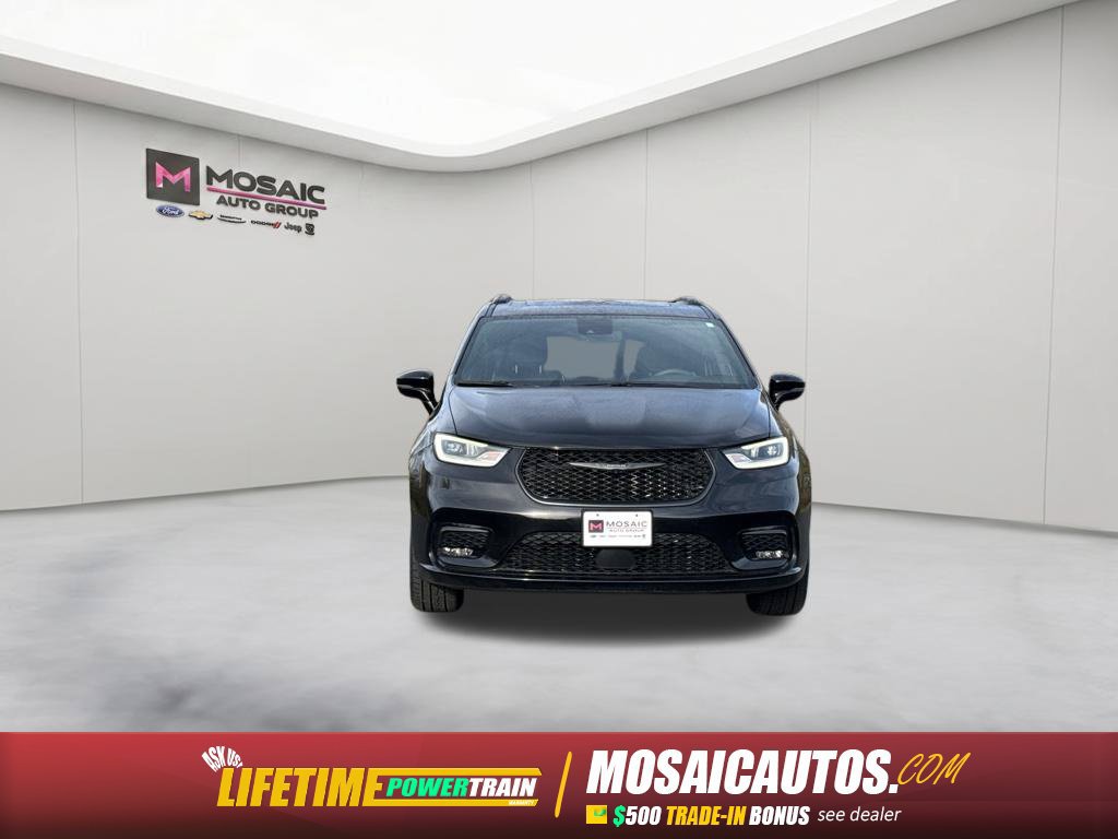 Used 2025 Chrysler Pacifica Limited FWD image 2