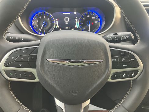 Used 2025 Chrysler Pacifica Select FWD image 25