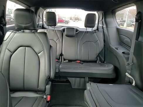 New 2026 Chrysler Pacifica Select image 32