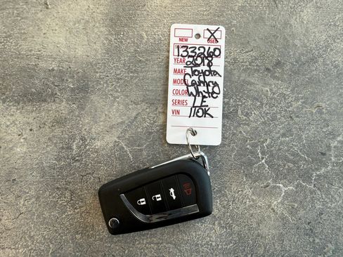Used 2018 Toyota Camry LE FWD image 37