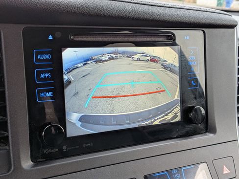 Used 2017 Toyota Sienna SE image 22