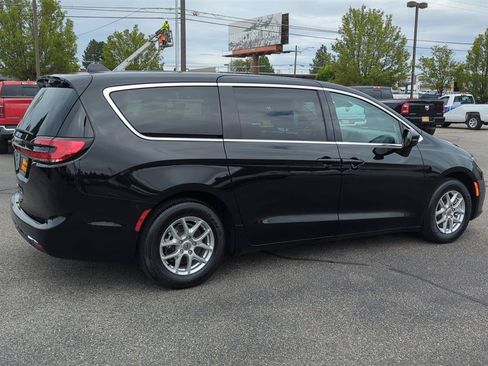 Used 2024 Chrysler Pacifica Touring-L FWD image 8
