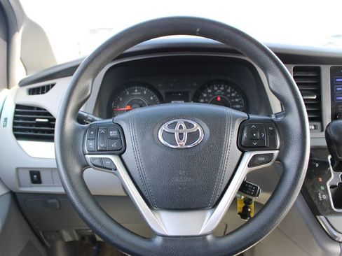 Used 2015 Toyota Sienna LE image 31