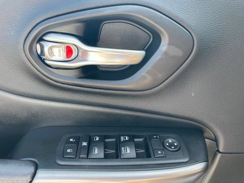 Used 2019 Jeep Cherokee Latitude Plus w/ Cold Weather Group AWD/4WD image 28