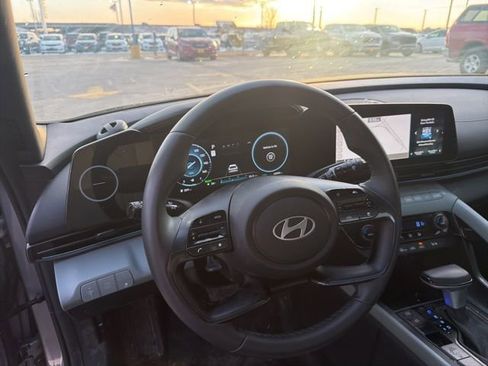 Used 2025 Hyundai Elantra Limited image 5