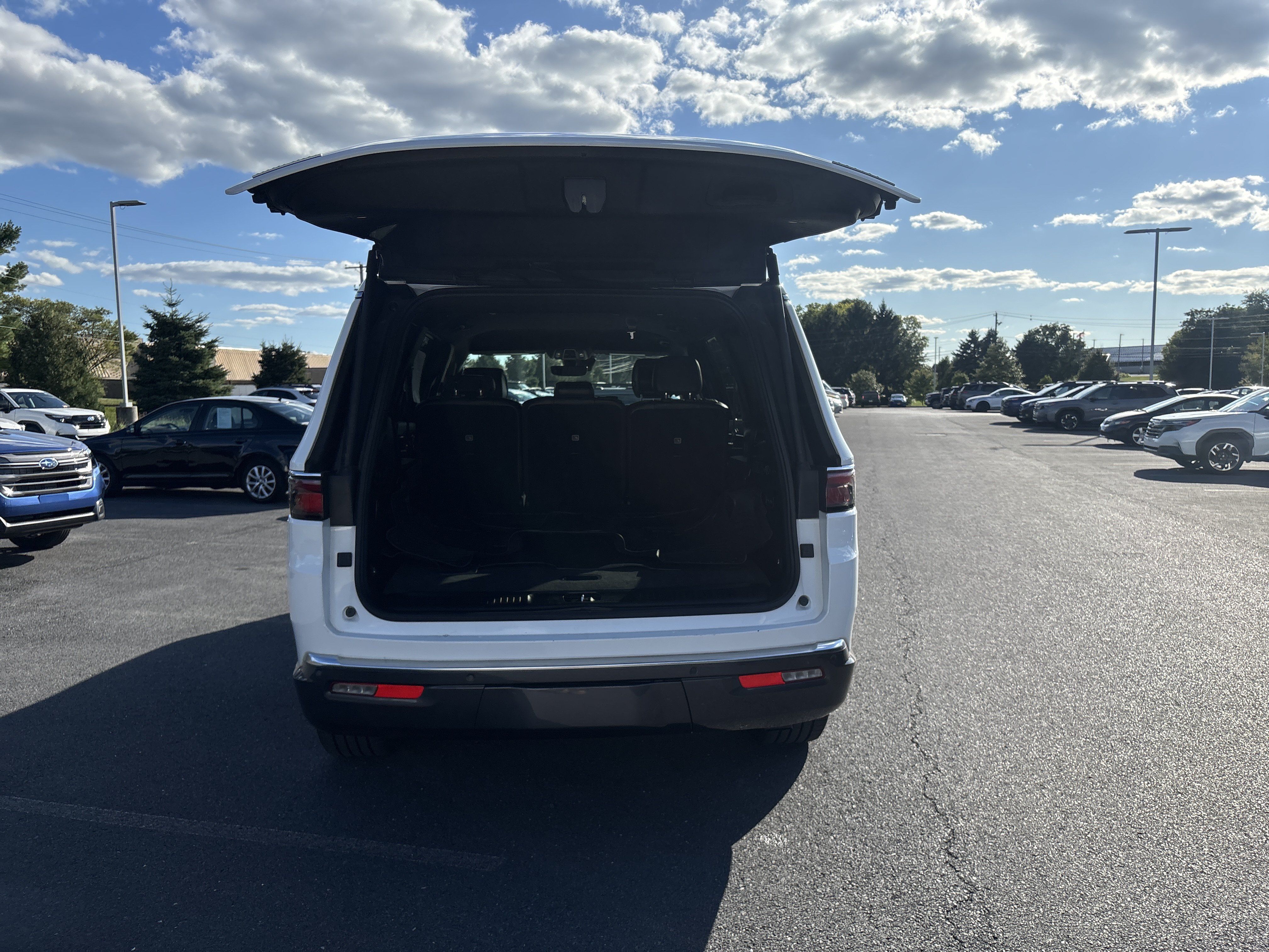 Used 2022 Jeep Wagoneer Series III AWD/4WD image 27