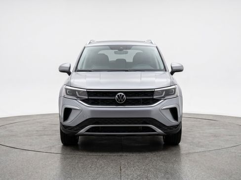 Used 2025 Volkswagen Taos SE FWD image 2