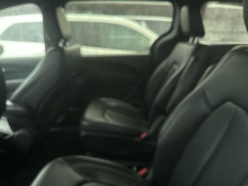 Used 2024 Chrysler Pacifica Select image 12