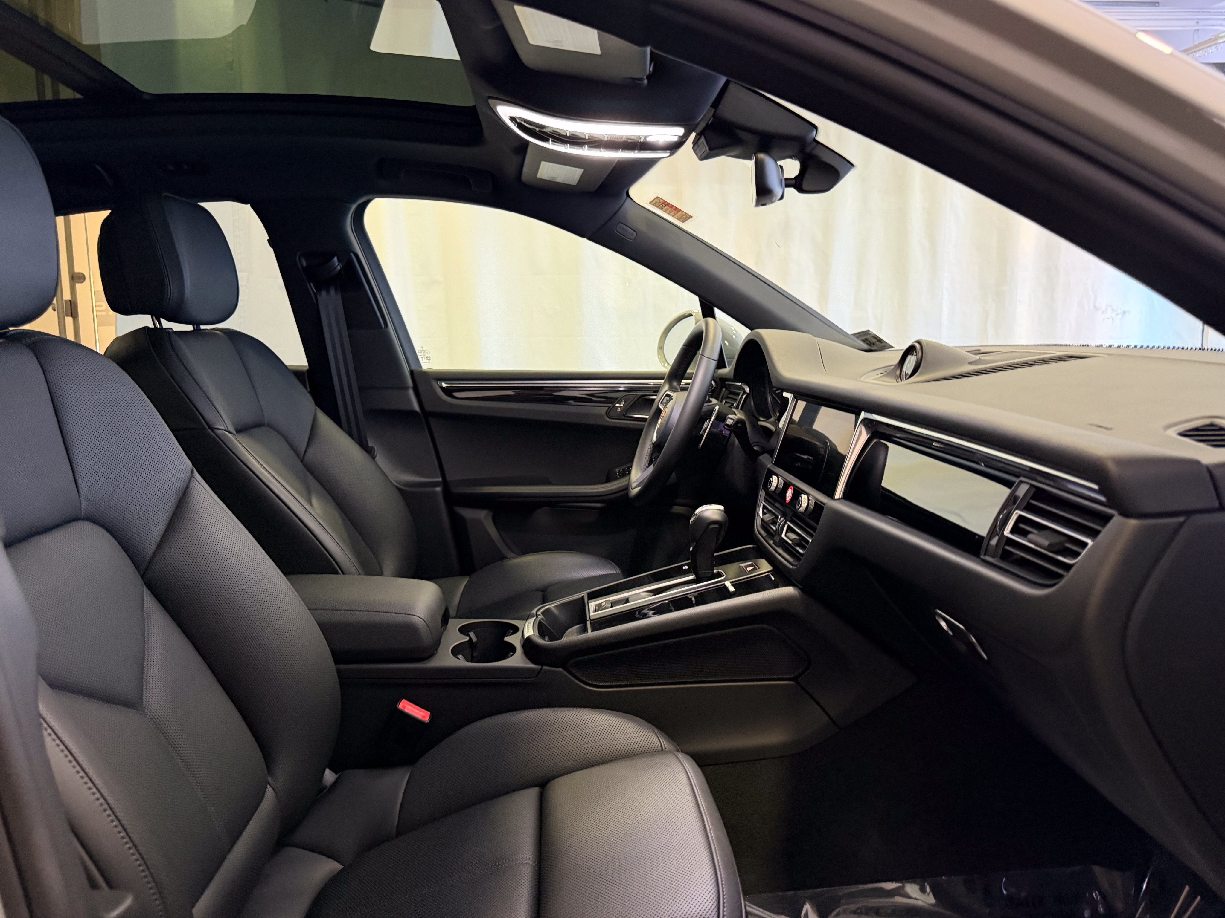 Certified 2026 Porsche Macan AWD/4WD image 16