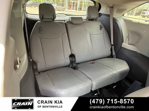 Used 2023 Toyota Sienna Limited FWD image 32