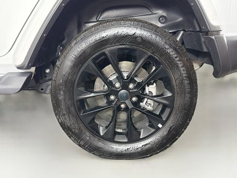 Used 2025 Jeep Wrangler Sahara image 31