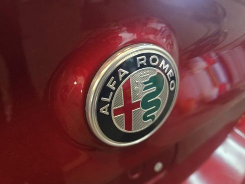 Used 2017 Alfa Romeo Giulia Ti w/ TI 19" Sport Package image 9