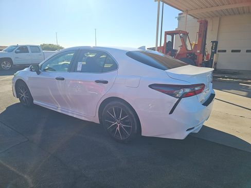 Used 2022 Toyota Camry SE image 6