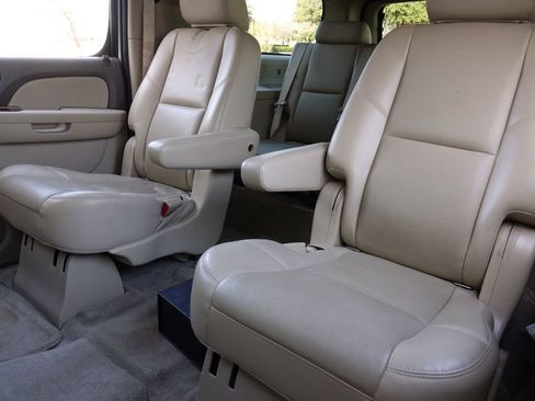 Used 2014 Chevrolet Suburban LTZ image 12