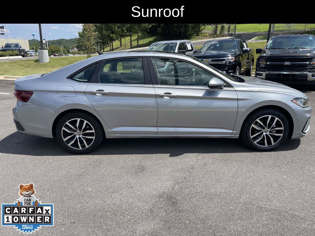 Used 2025 Volkswagen Jetta SE FWD image 2