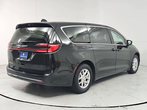 Used 2023 Chrysler Pacifica Touring-L FWD image 6