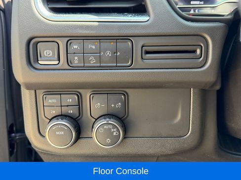 Used 2024 Chevrolet Suburban Premier AWD/4WD image 31