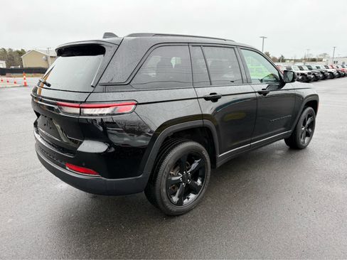 Used 2025 Jeep Grand Cherokee Altitude image 9