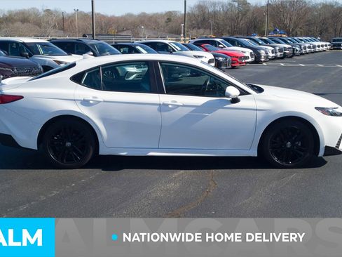 Used 2025 Toyota Camry SE image 4