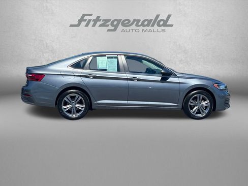 Used 2024 Volkswagen Jetta SE FWD image 3