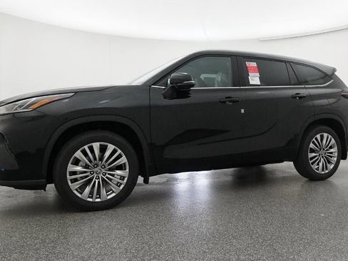 New 2026 Toyota Highlander Platinum image 18