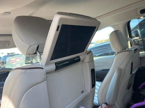 Certified 2017 Chrysler Pacifica Limited image 5