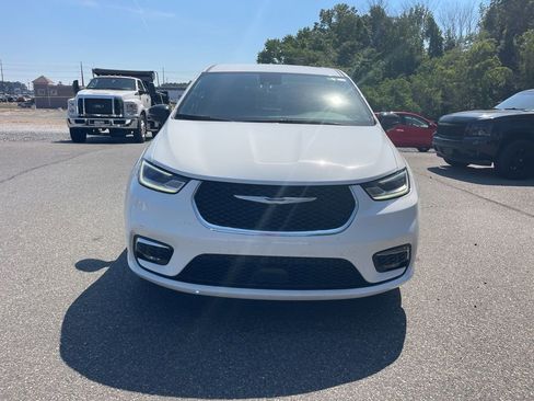 Used 2025 Chrysler Pacifica Select FWD image 8
