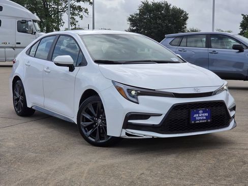 Used 2025 Toyota Corolla SE FWD image 2