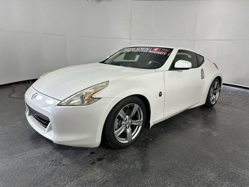 Used 2009 Nissan 370Z Touring image 4