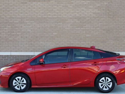 Used 2018 Toyota Prius Four w/ Advanced Technology Package FWD image 2